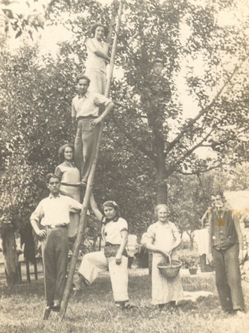 The Nelkin family in the village of Podolszyce in the summer of 1938